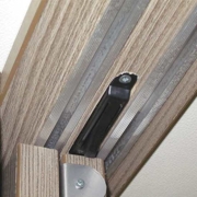 Arrêt de porte de placard coulissant